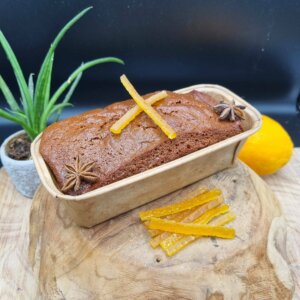 Gâteau citron bio avec zestes, décor étoile anis, suggère dégustation gourmande, artisanal, nature.