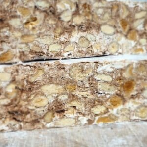 Miel naturel produit par Les Ruches de Capucine, apiculteurs locaux en France.