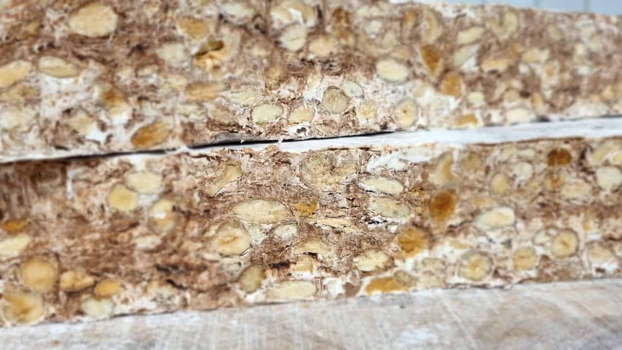 Miel naturel produit par Les Ruches de Capucine, apiculteurs locaux en France.