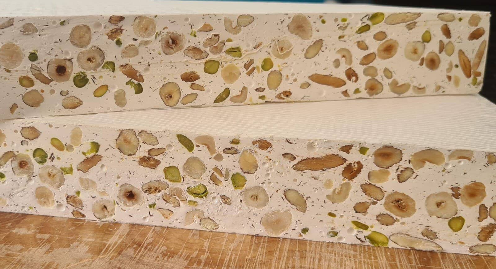 Miel artisanal aux noisettes et pistaches de Qualité supérieure, fabriqué avec passion près de Capucine.