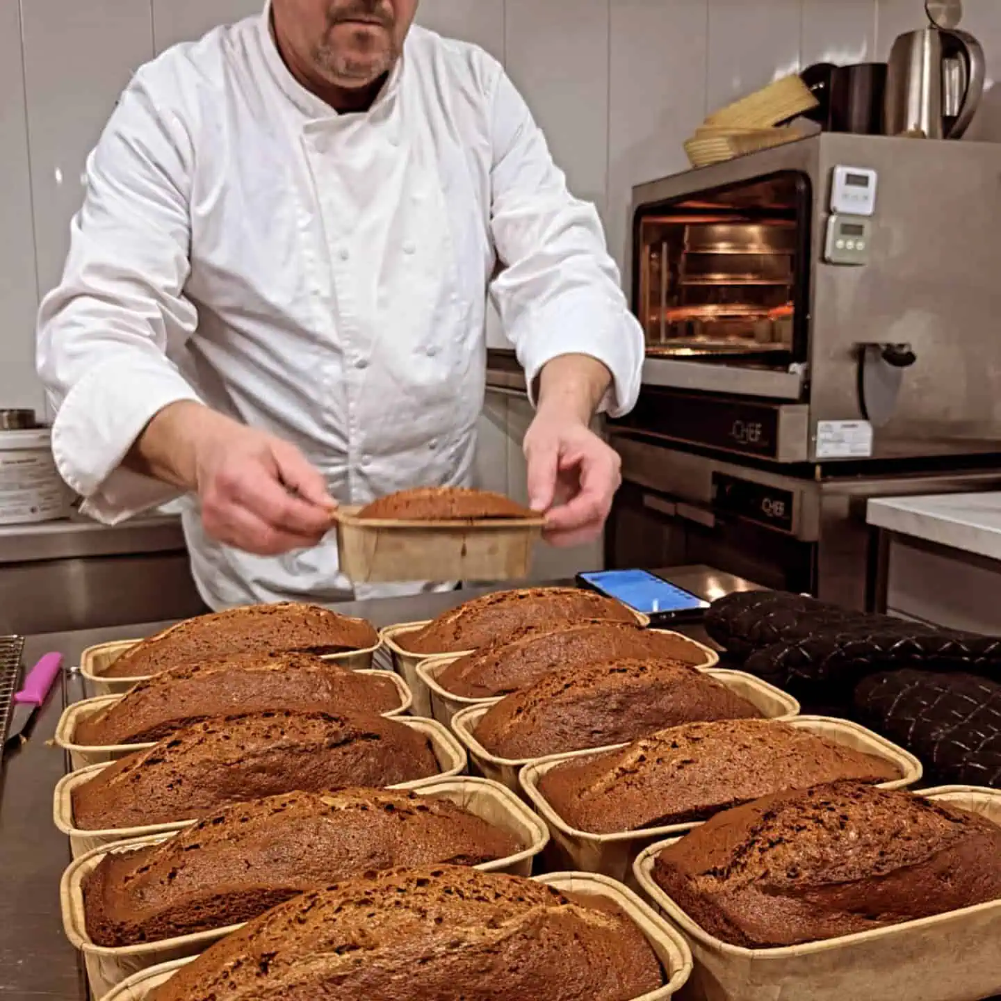 Réalisation de pain d'épices dans une cuisine professionnelle avec miel de ruches de Capucine.